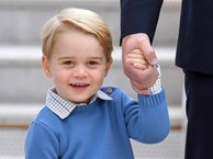Hoàng tử nhí Anh Quốc nổi bật tại sân bay trong chuyến thăm Canada với cha mẹ